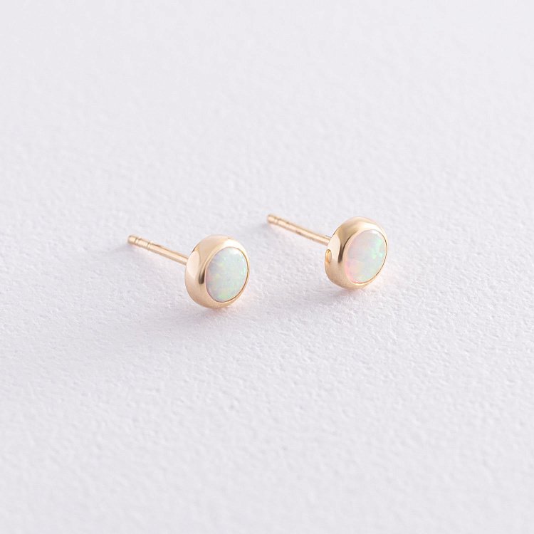 Золоті сережки-пусети "Сяйво" (синт. опал) 6 мм с05472 від ювелірного магазину Онікс