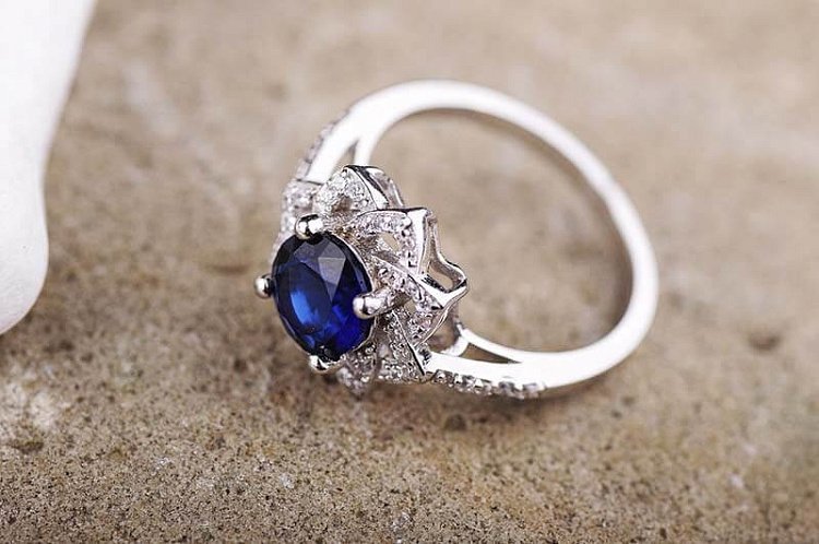 Кольцо (синтетическая шпинель, фианиты) к015 от ювелирного магазина Оникс - 2