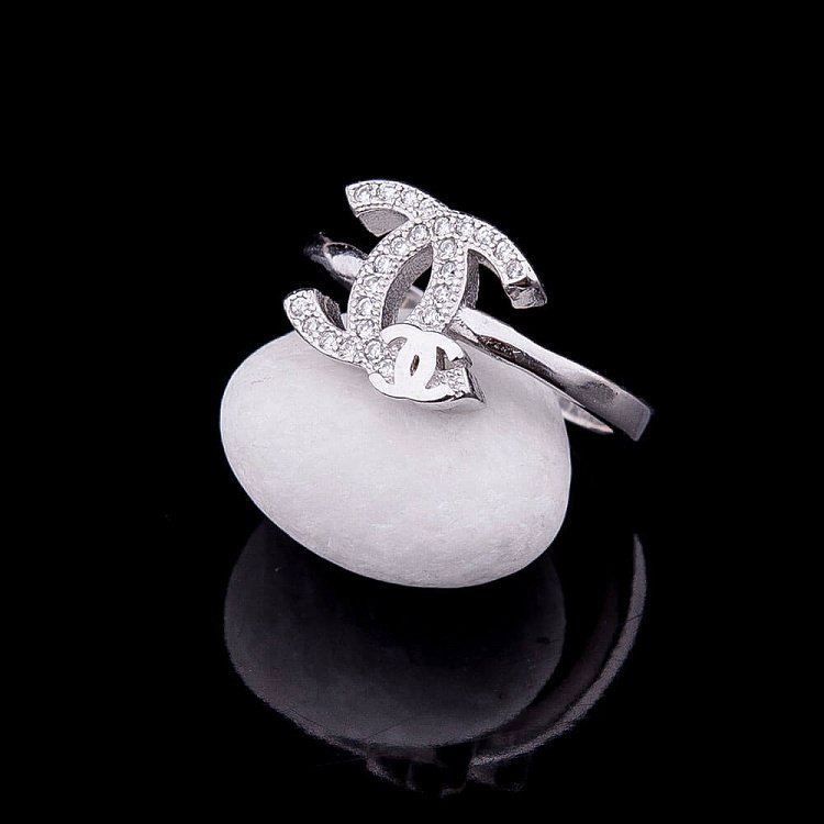 Ексклюзивне срібний перстень з фіанітами (родій) 111725 - 1 Ексклюзивне срібний перстень з фіанітами (родій) 111725 від ювелірного магазину Онікс - 1