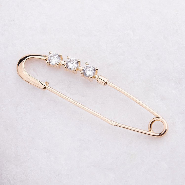 Золотая булавка с фианитами зак00217 от ювелирного магазина Оникс - 1