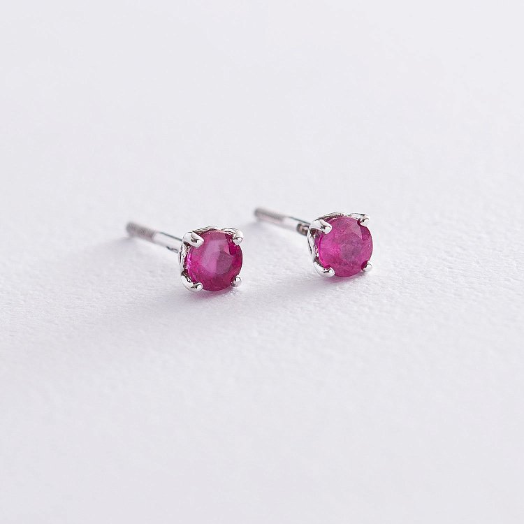 Серьги - пусеты с рубинами в белом золоте с06806 от ювелирного магазина Оникс