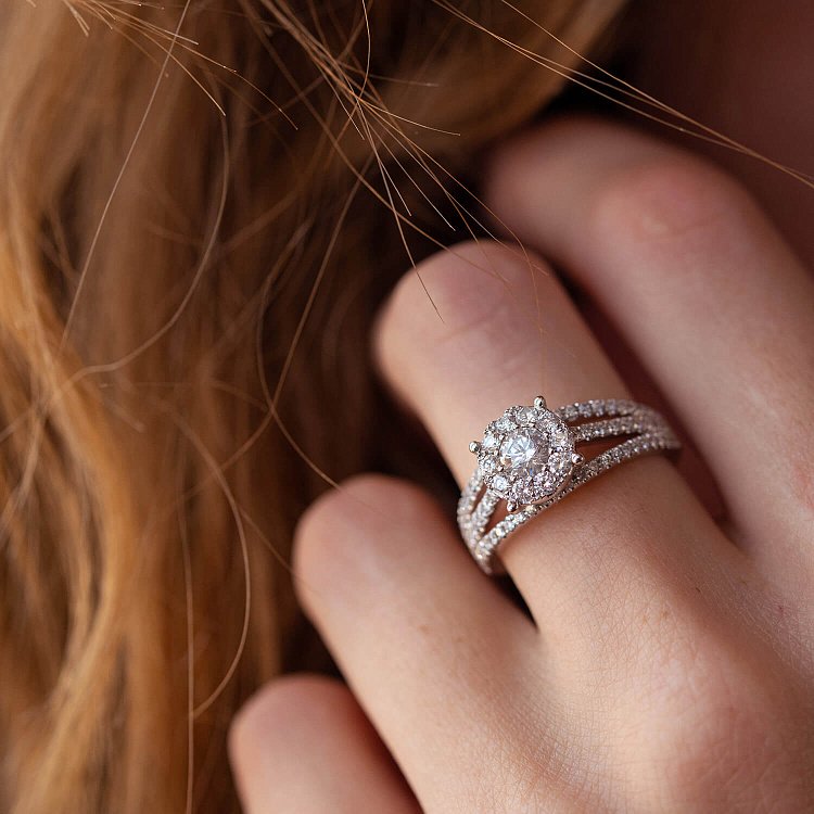 Кольцо в белом золоте с бриллиантами к554 от ювелирного магазина Оникс - 1