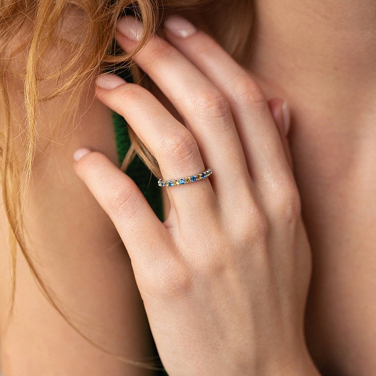 Кольцо с дорожкой голубых и желтых камней (белое золото) 815б от ювелирного магазина Оникс - 3