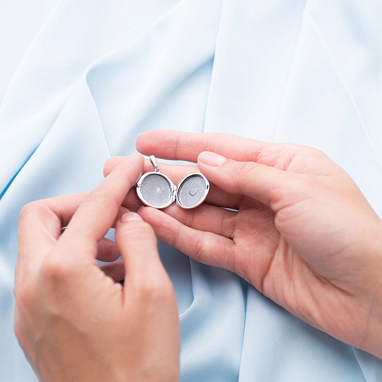 Серебряный кулон "Never forget me" для фотографии 133051 от ювелирного магазина Оникс - 2