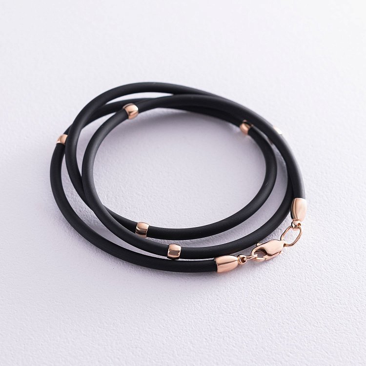 Каучуковый шнурок с золотой гладкой застежкой и вставками из золота (3мм) кол00867 от ювелирного магазина Оникс