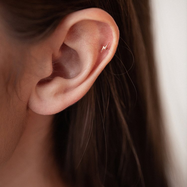 Одиночная серьга "Молния" в хрящ ушка (красное золото) с08218 от ювелирного магазина Оникс - 1