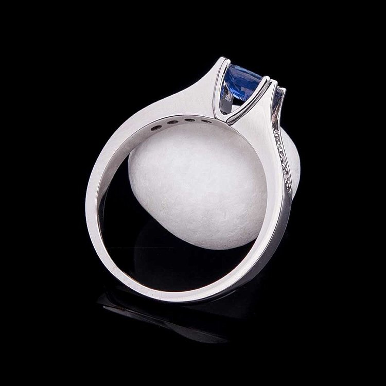 Золотое кольцо с синим сапфиром и бриллиантами JR7995 от ювелирного магазина Оникс - 1