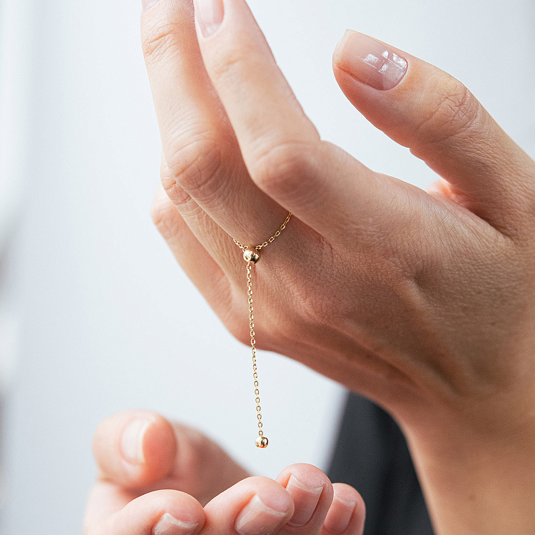 Кольцо "Шарик на цепочке" в желтом золоте к08111 от ювелирного магазина Оникс - 1