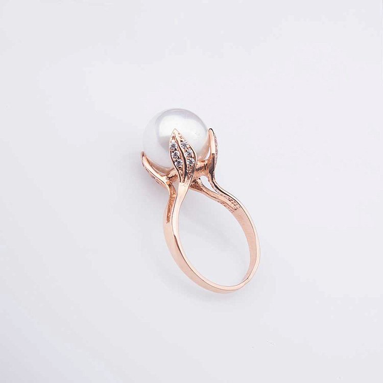 Золота каблучка з штучними перлами і фіанітами к03403 від ювелірного магазину Онікс - 2