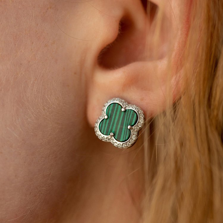 Серебряные серьги - пусеты "Клевер" (малахит, фианиты) 158/1м от ювелирного магазина Оникс - 1