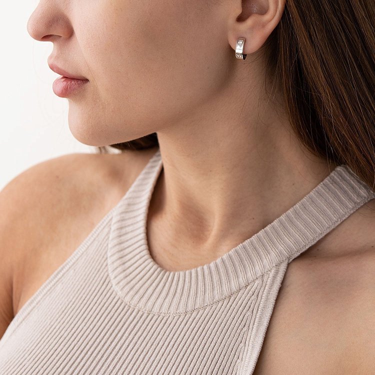 Сережки - кільця "Love" в сріблі (фіаніти) С1004р від ювелірного магазину Онікс - 2