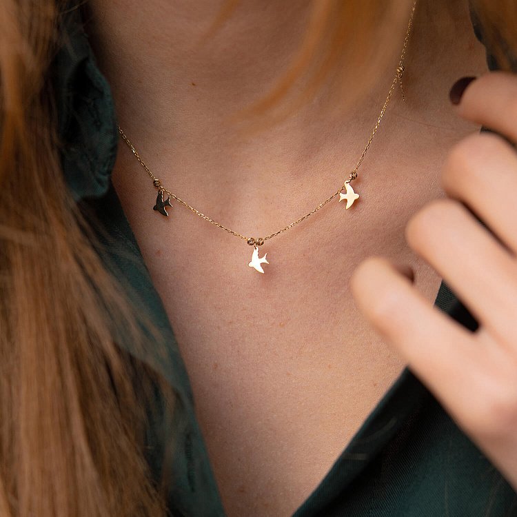 Колье "Ласточки" в желтом золоте кол02022 от ювелирного магазина Оникс