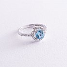 Золотое кольцо с голубым топазом и фианитам к04628 от ювелирного магазина Оникс