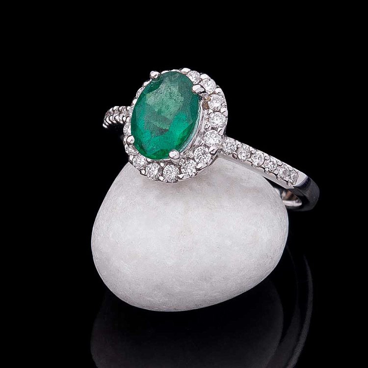 Помолвочное кольцо с бриллиантами и изумрудом к357cha от ювелирного магазина Оникс - 1