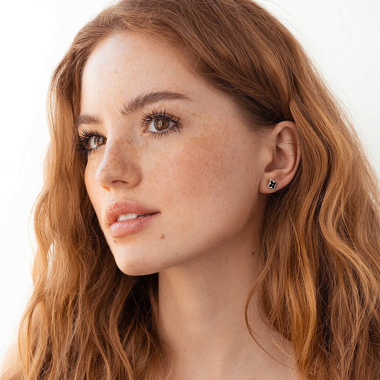 Асиметричні золоті сережки - пусети "Конюшина" (емаль) 311631100 від ювелірного магазину Онікс - 4