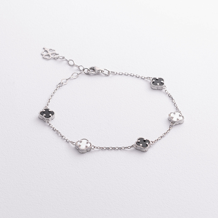 Срібний браслет "Конюшина" (онікс, перламутр) 141845 від ювелірного магазину Онікс