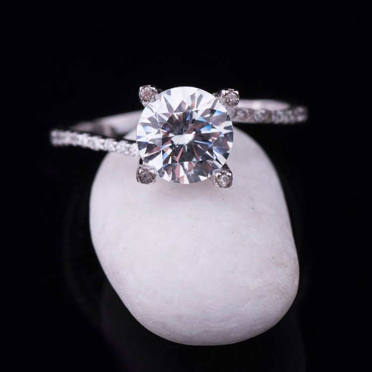 Срібний перстень з фіанітами (родій) 111589 від ювелірного магазину Онікс