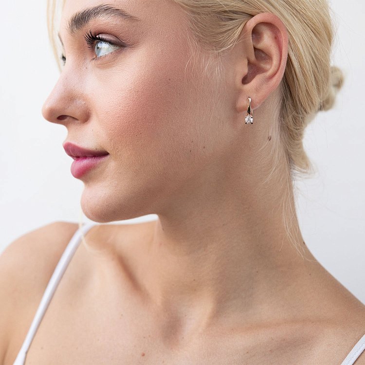 Золотые серьги с фианитами с07646 от ювелирного магазина Оникс - 1