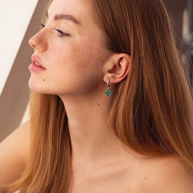 Серебряные серьги "Клевер" с малахитом 123357 от ювелирного магазина Оникс - 1