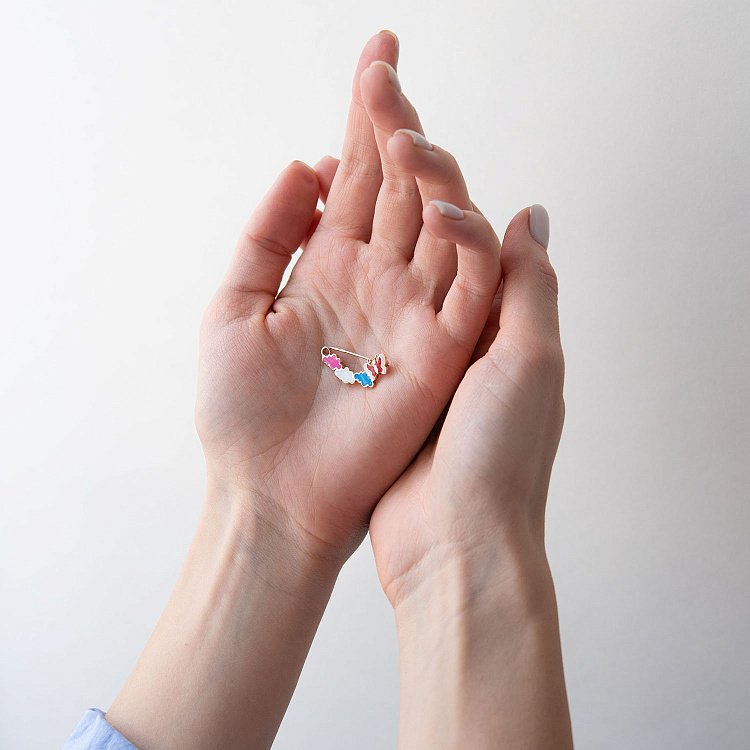 Золотая булавка "Бабочка с облаками" (эмаль) зак00275 от ювелирного магазина Оникс - 1