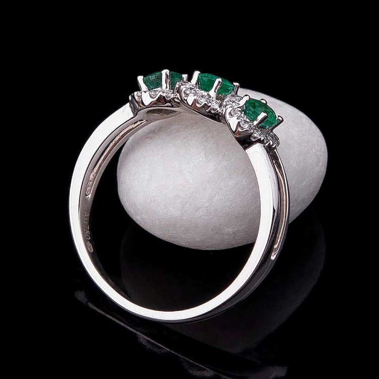 Золотое кольцо с бриллиантами и изумрудами кб02899 от ювелирного магазина Оникс - 2