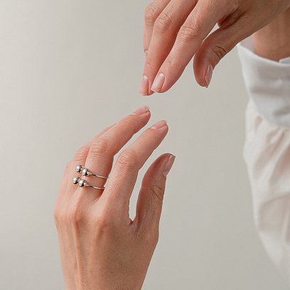 Подвійна каблучка "﻿Кульки" у білому золоті к08291 №4