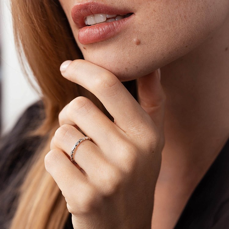 Кольцо в белом золоте к06595 от ювелирного магазина Оникс - 1