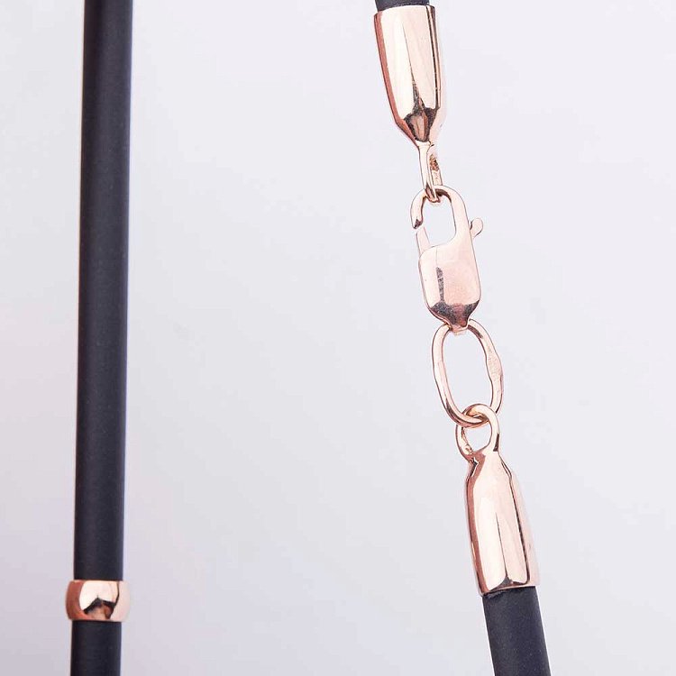 Каучуковий шнурок з золотою гладкою застібкою і вставками з золота (4 мм) кол00492 від ювелірного магазину Онікс - 4