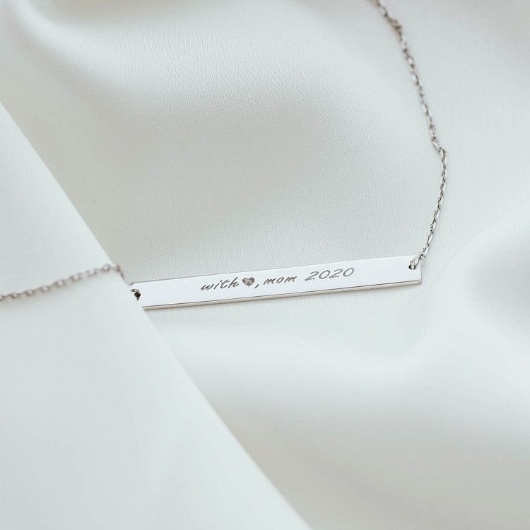 Золотой браслет с гравировкой "With love, mom 2020" б04487mom от ювелирного магазина Оникс - 1