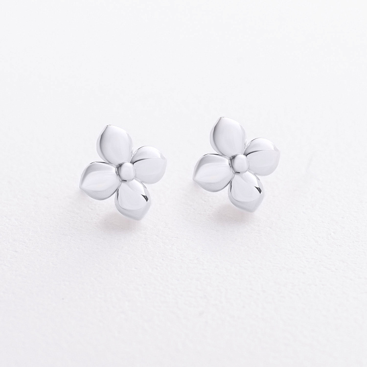 Cерьги - пусеты "Клевер" в белом золоте с09617 от ювелирного магазина Оникс