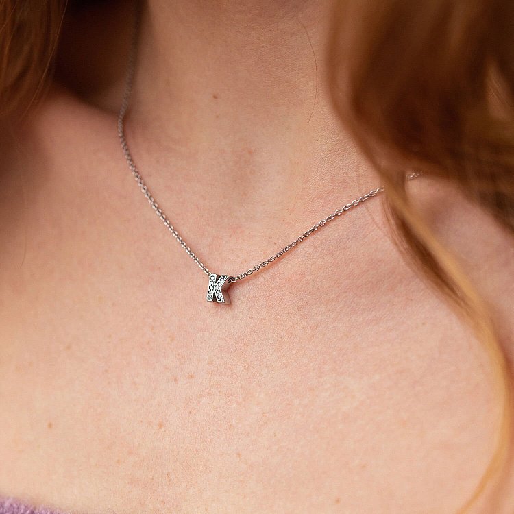 Срібне кольє з літерою "К" з фіанітами 1103 К від ювелірного магазину Онікс - 1