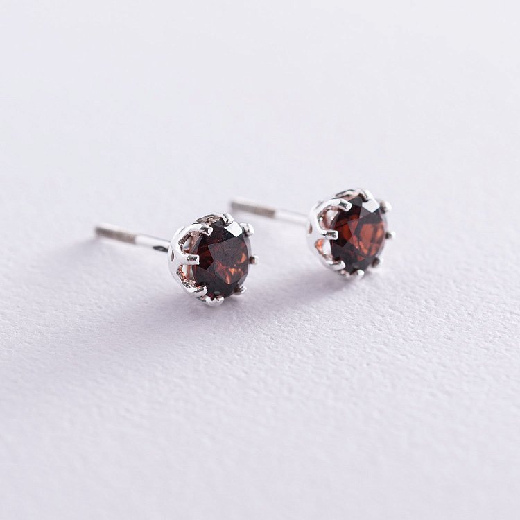 Срібні сережки - пусети (синт. піроп) 122822 від ювелірного магазину Онікс