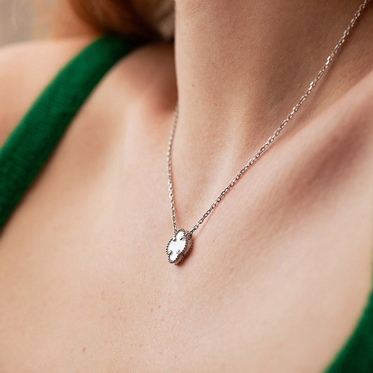 Срібне кольє "Конюшина" з перламутром 181300 від ювелірного магазину Онікс - 3