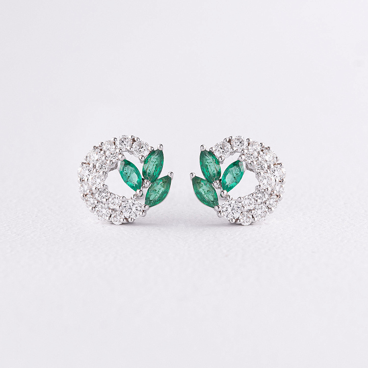 Золотые серьги - пусеты с изумрудами и бриллиантами сб0671ca от ювелирного магазина Оникс