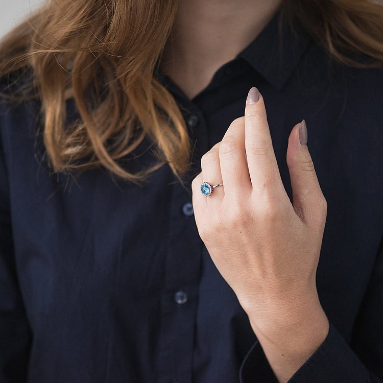 Золота каблучка з топазом swiss і фіанітами 14032138 від ювелірного магазину Онікс - 7