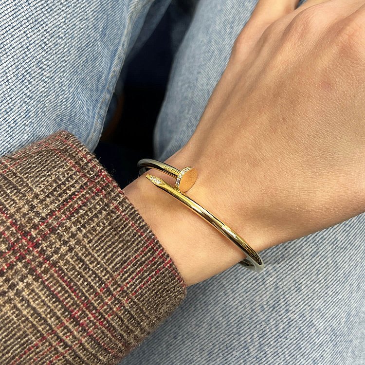 Жесткий браслет "Гвоздь" с фианитами (желтое золото) б04653 от ювелирного магазина Оникс - 1