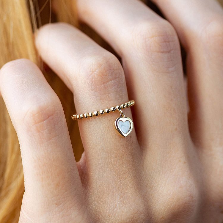 Шариковое золотое кольцо "Сердечко" с перламутром к07950 от ювелирного магазина Оникс - 1