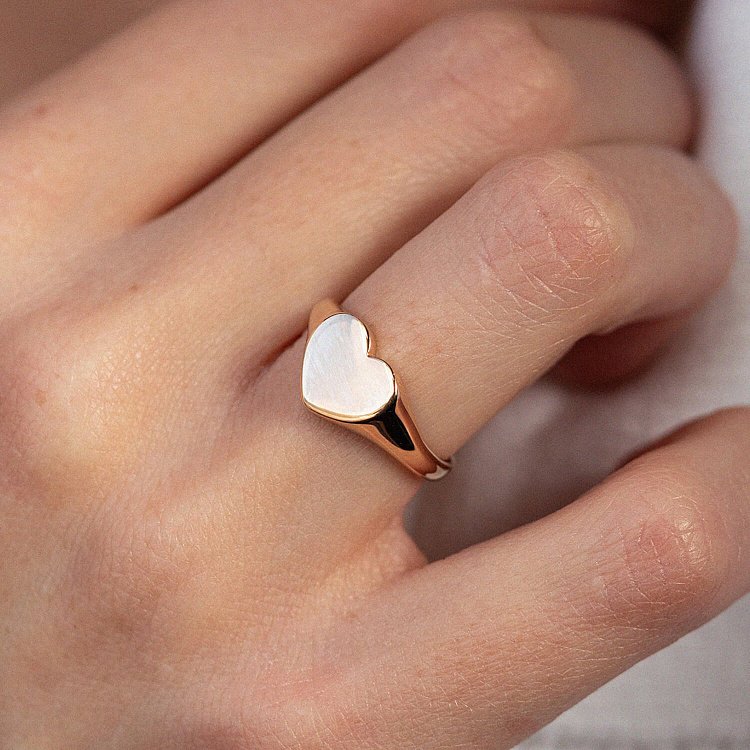 Каблучка "Сердечко" в червоному золоті (можливе гравіювання) к07144 Каблучка "Сердечко" в червоному золоті (можливе гравіювання) к07144 від ювелірного магазину Онікс