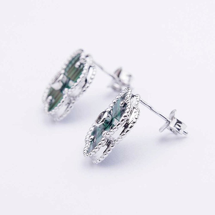 Серебряные серьги-пусеты с фианитами и им. малахита "Клевер" 121810 - 2 Серебряные серьги-пусеты с фианитами и им. малахита "Клевер" 121810 от ювелирного магазина Оникс - 2