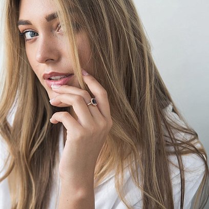 Золота каблучка з піропом (гранатом) і фіанітами к02122п №5