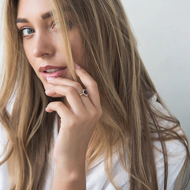 Золота каблучка з піропом (гранатом) і фіанітами к02122п від ювелірного магазину Онікс - 4