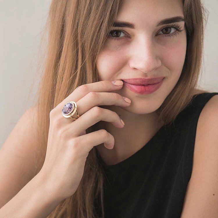 Золота каблучка з александритом і фіанітами к04083 від ювелірного магазину Онікс