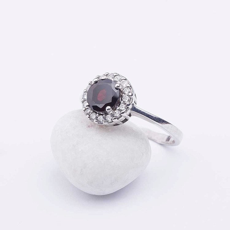 Серебряное кольцо с альмандином и фианитами 111149 - 1 Серебряное кольцо с альмандином и фианитами 111149 от ювелирного магазина Оникс - 1
