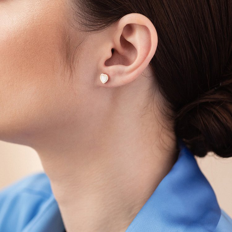 Золотые серьги - пусеты "Сердечки" с перламутром с08216 от ювелирного магазина Оникс - 1