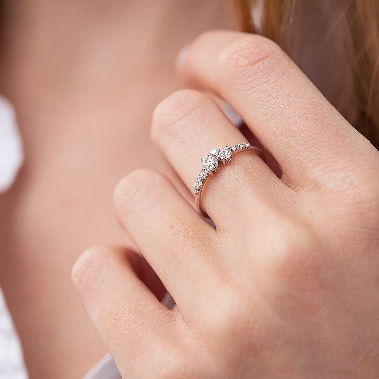 Каблучка з діамантами в білому золоті 101-10141 від ювелірного магазину Онікс - 1