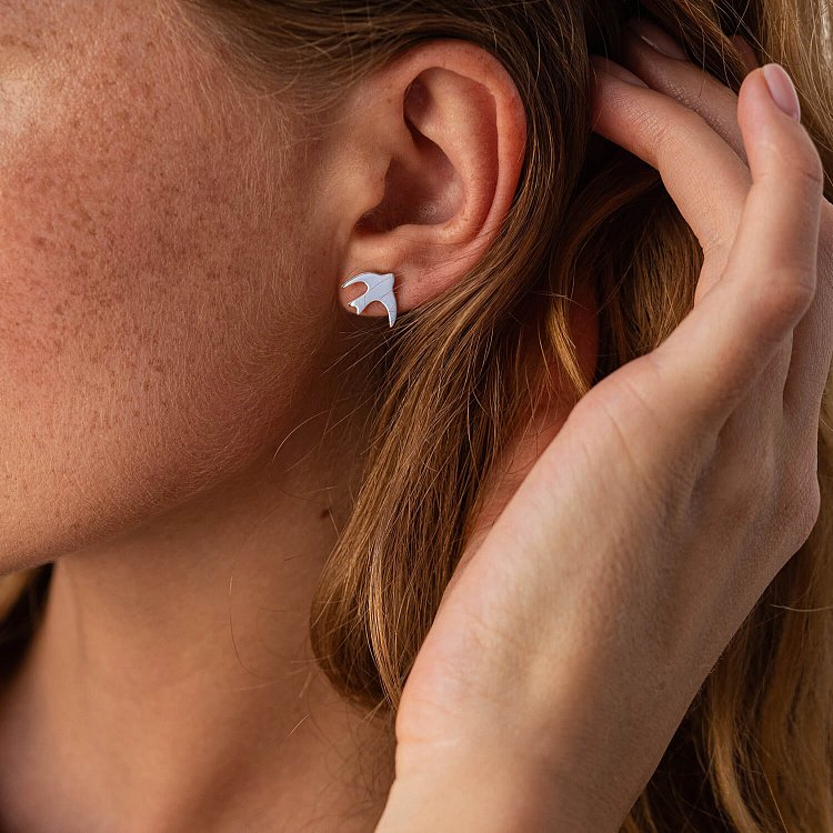 Золотые серьги-пусеты "Ласточка" с06409 от ювелирного магазина Оникс - 2