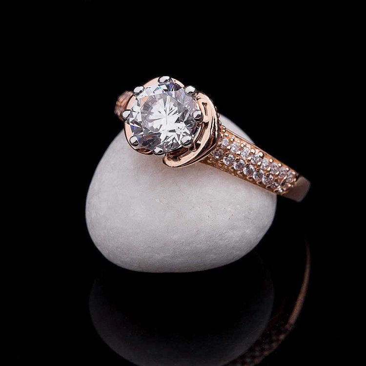 Золотое помолвочное кольцо с фианитами к04589 от ювелирного магазина Оникс - 1