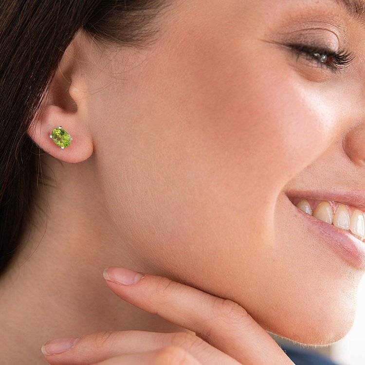 Серебряные серьги-пусеты с перидотом 6х8 121960 от ювелирного магазина Оникс - 1