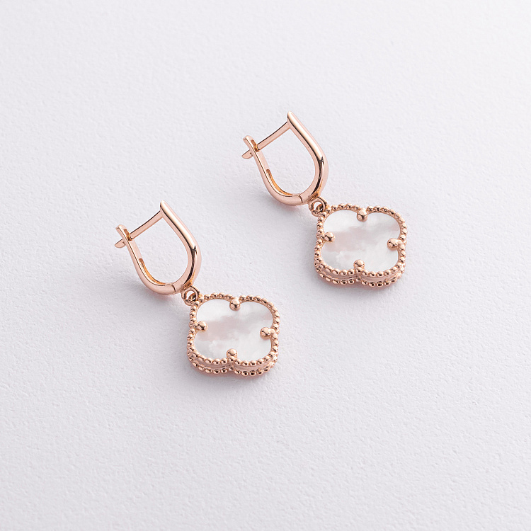 Серьги "Клевер" в красном золоте (перламутр) с09487 от ювелирного магазина Оникс