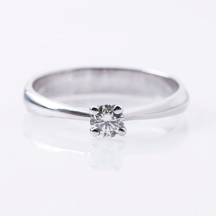 Золотое помолвочное кольцо с бриллиантом р0675б от ювелирного магазина Оникс